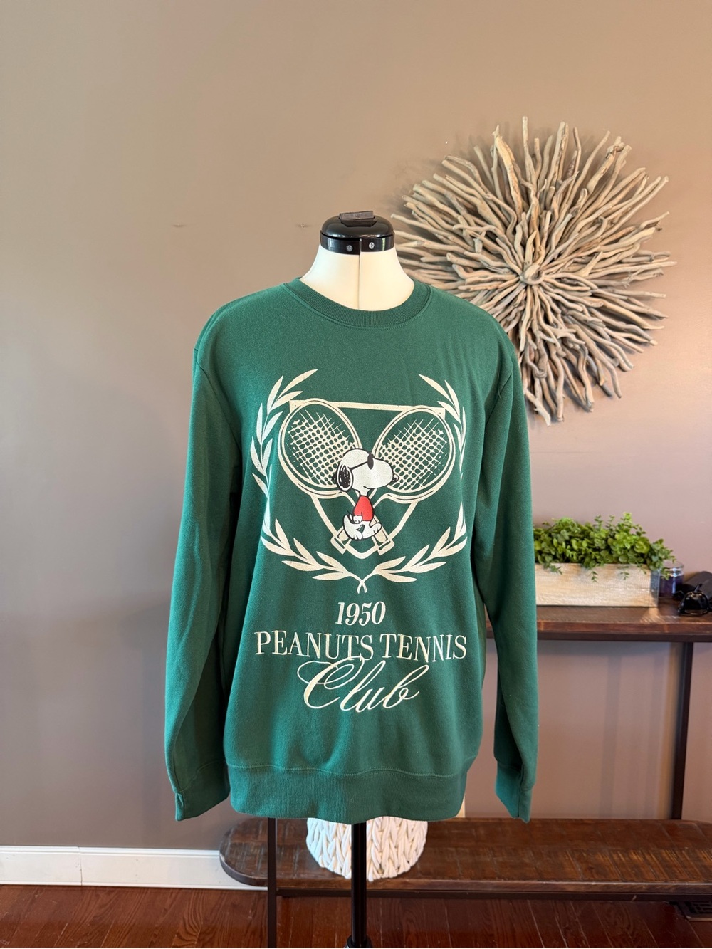 Peanuts Tennis Club Crewneck Sweatshirt in Evergreen‎